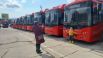 Жители Якутска фотографировались с новыми автобусами на память.