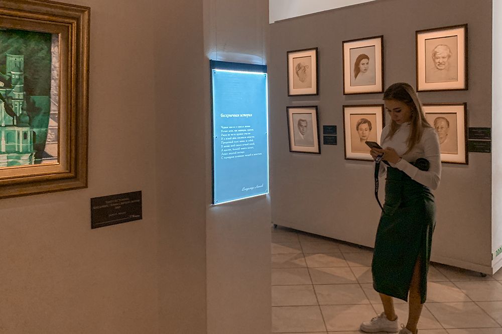 Среди первых посетителей выставки – молодые кубанские художники, студенты Краснодарского художественного училища.