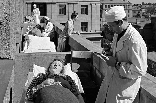 Воздушные ванны. Москва, 1951 год. Государственный центральный институт курортологии (ныне Национальный медицинский исследовательский центр реабилитации и курортологии).