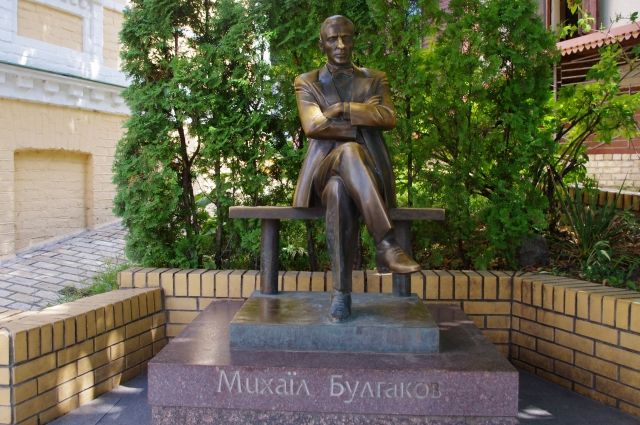 Памятник писателю Михаилу Булгакову в Киеве