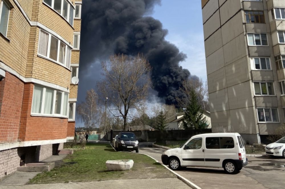 Дым виден практически из любой точки города.