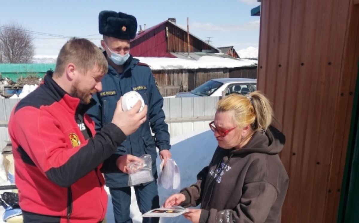 Новости ситуацию. Камчатские пожарные. Поселок Сокоч Камчатский край. Пожарники МЧС Анатолий. Рейд в дом учащегося.