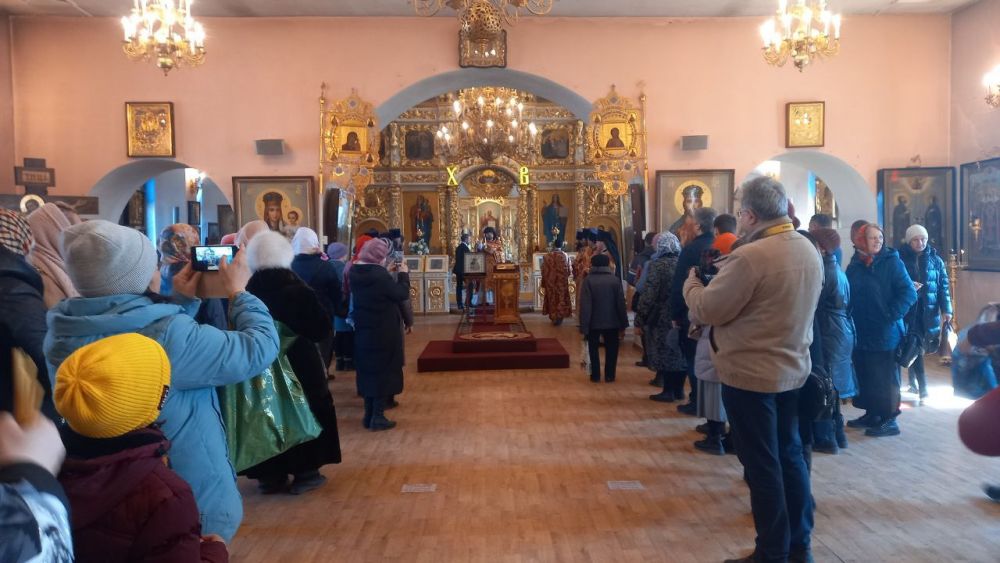 Прихожане в Преображенском кафедральном соборе Якутска.