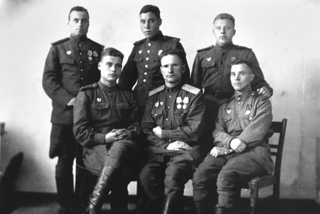 Вся жизнь связана с армией. Павел Машканцев – справа в верхнем ряду.