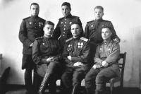 Вся жизнь связана с армией. Павел Машканцев – справа в верхнем ряду.