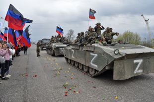 Жители встречают под Донецком бойцов, вернувшихся из освобожденного Мариуполя.