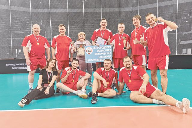 На областном турнире по волейболу среди мужчин команда областной больницы заняла первое место.