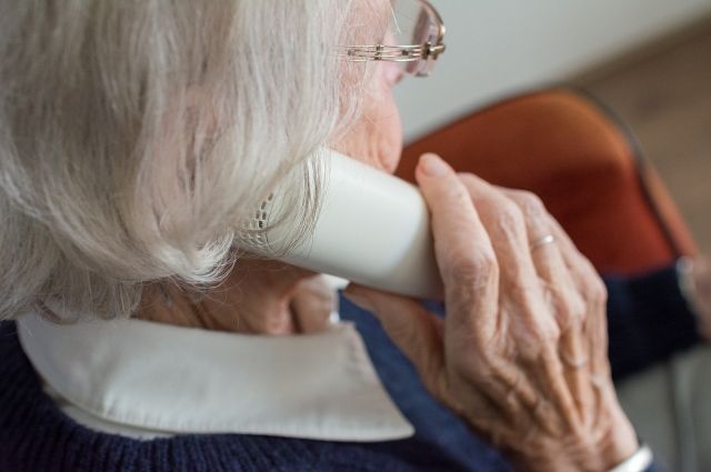 Пожилые легко поддаются уговорам по телефону.