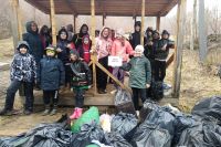 Субботник в селе Агро-Пустынь объединил 40 человек – несмотря на дождь, юные экологи смогли собрать 80 мешков мусора.
