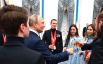 Президент РФ Владимир Путин (слева) после церемонии вручения государственных наград в Кремле российским спортсменам – победителям и призерам XXIV Олимпийских зимних игр в Пекине