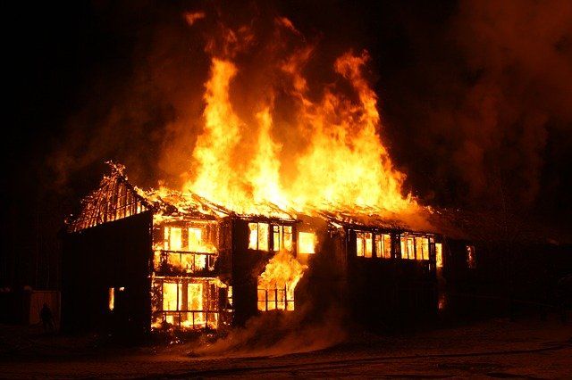 В Орске пожарные и местные жители пытаются отбиль дома от огненной стихии. 