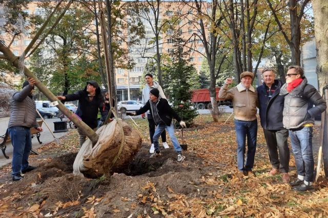 Сергей Гайдук (стоит первым слева) уверен: общественники должны активнее влиять на изменения  в городе.
