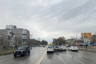 Во время допроса водитель настроен агрессивно, громко и нецензурно выражается и ничего не понимает.