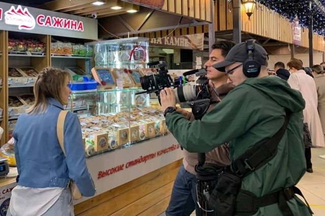 Зоя Бербер со съёмочной группой на рынке в Воронеже.