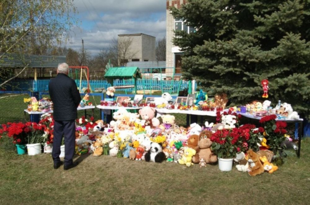 В день трагедии у детсада появился стихийный мемориал в память о погибших детях и воспитательнице. Люди несколько дней после ЧП несли к нему свечи. игрушки, цветы.