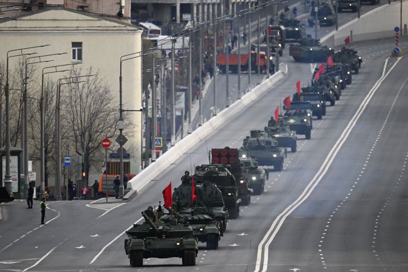 Проезд военной техники перед репетицией Парада Победы в Москве