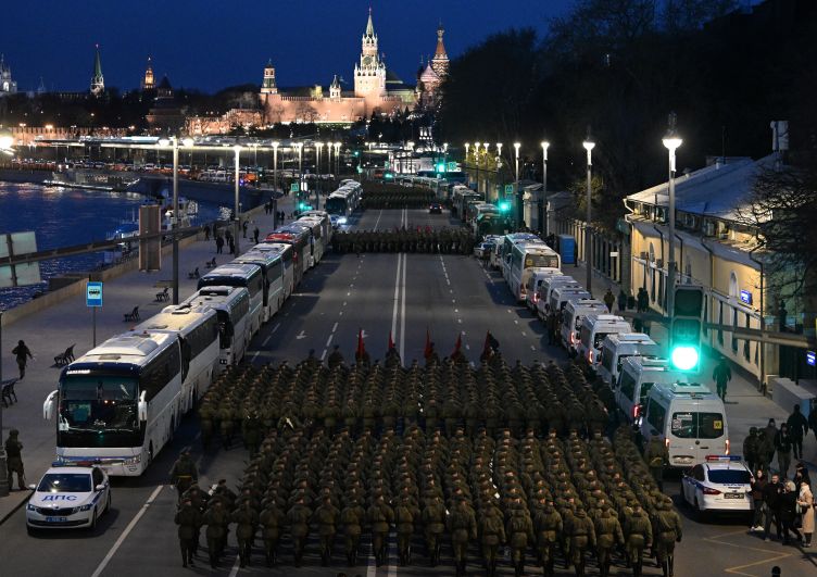 Военнослужащие на Москворецкой набережной во время репетиции парадных расчётов перед военным парадом на Красной площади, посвящённого 77-й годовщине Победы в Великой Отечественной войне