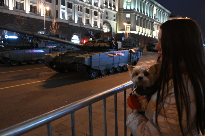 Проезд военной техники на Тверской улице перед репетицией Парада Победы в Москве