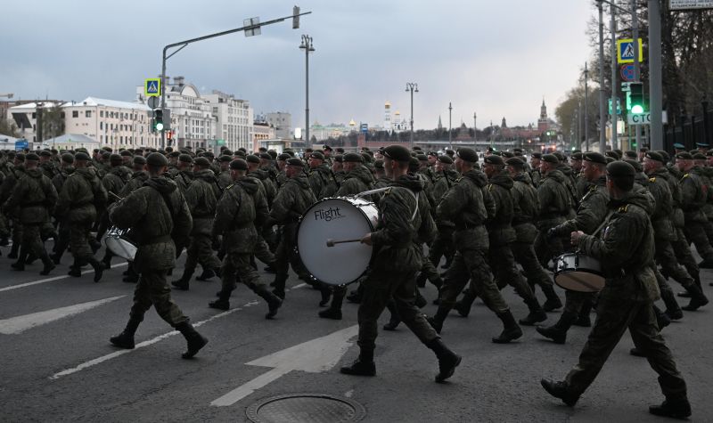 Военнослужащие во время репетиции парадных расчётов перед военным парадом на Красной площади, посвящённого 77-й годовщине Победы в Великой Отечественной войне