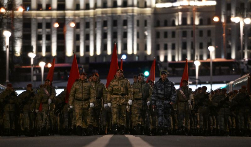 Военнослужащие во время репетиции парадных расчётов перед военным парадом на Красной площади, посвящённого 77-й годовщине Победы в Великой Отечественной войне