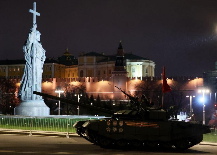 Танк Т-80 на Боровицкой площади в Москве после проведения ночной репетиции военного парада к 77-й годовщине Победы в Великой Отечественной войне