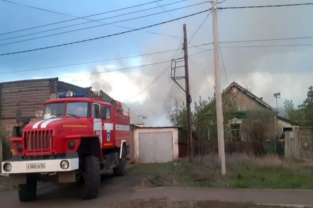Пожар в посёлке Ленина тушили несколько часов