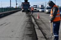 На тротуарах моста на Терешковой появились огромные провалы