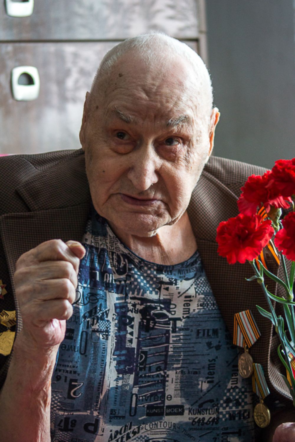 Участник Великой Отечественной войны Геннадий Кузьмич Губин рассказывает, что помогла им выстоять на фронте "Катюша" - и песня, и боевая машина.