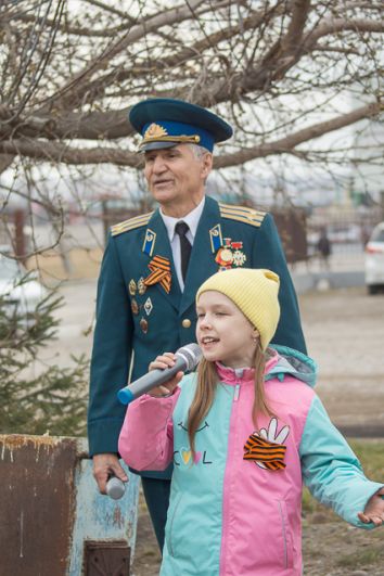 9-летняя участница автопробега Настя Хохлова поёт 