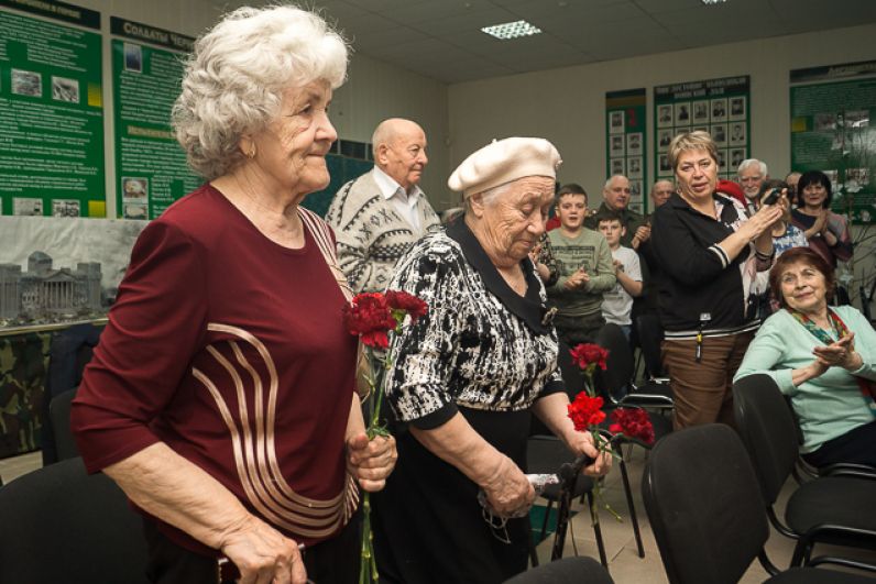 В Зеленогорске тем, кто пережил войну скандировали стоя: 