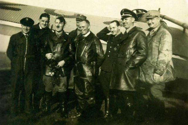Фотография, изъятая у Г. Баура при аресте. «После полета во время избирательной кампании. 2 сентября 1932 г.». Ганс Баур в центре в летном костюме. Слева от него лидер национал-социалистов Адольф Гитлер.