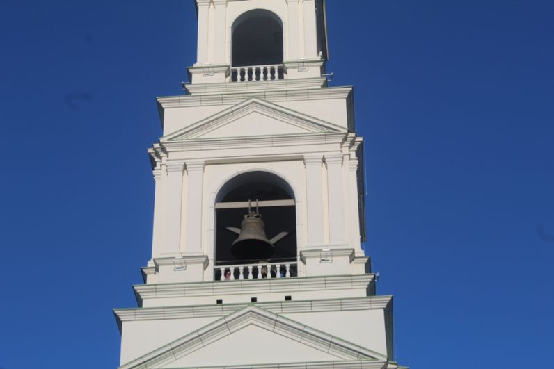 В городе звон - это горожане пробуют звонить. 