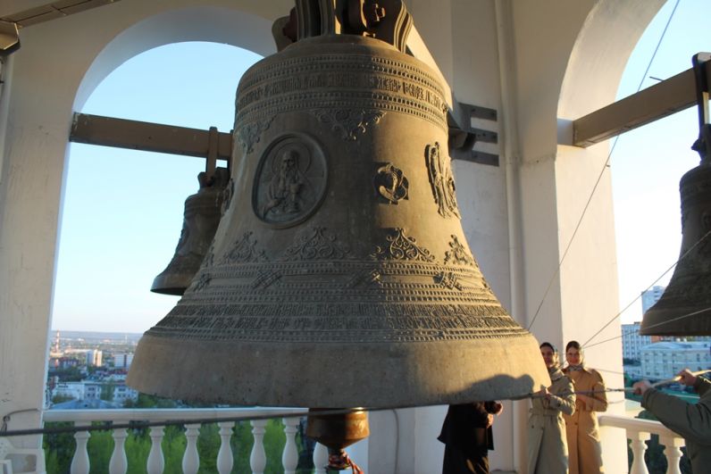 Колокол весит более 8 тонн, язычок - 250 килограмм. 