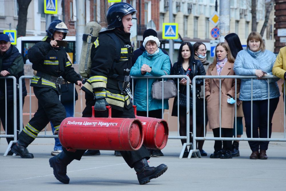 Спорт сильных мужчин. Соревнования по пожарному кроссфиту прошли в Иркутске.