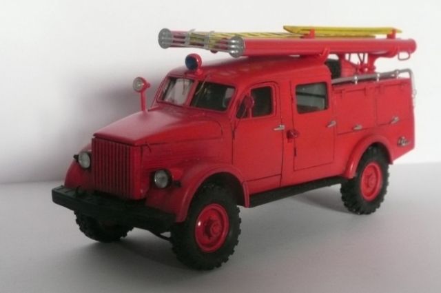Спасатель уже больше 20 лет коллекционирует уникальные миниатюры пожарной техники