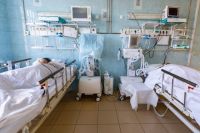 В больницах в тяжёлом состоянии находятся 44 человека, 14 из них подключены к аппаратам искусственной вентиляции лёгких. 