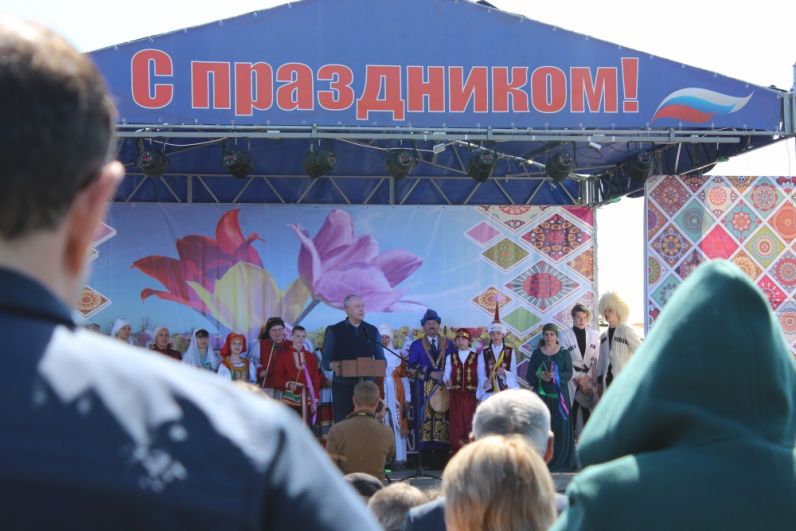 На открытие фестиваля приехал губернатор Валерий Радаев. 