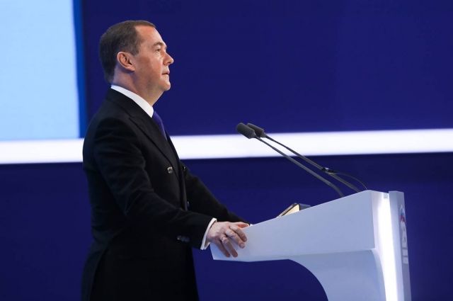 Дмитрий Медведев поздравил россиян с 1 Мая и нарисовал букву Z