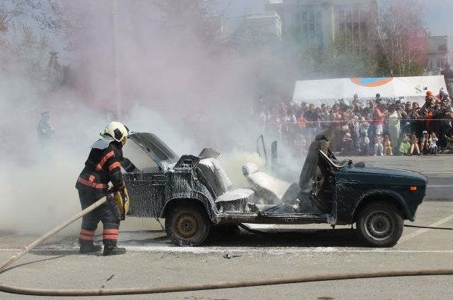 Спасатели зрелищно распилили автомобиль и потушили покрышки в Барнауле
