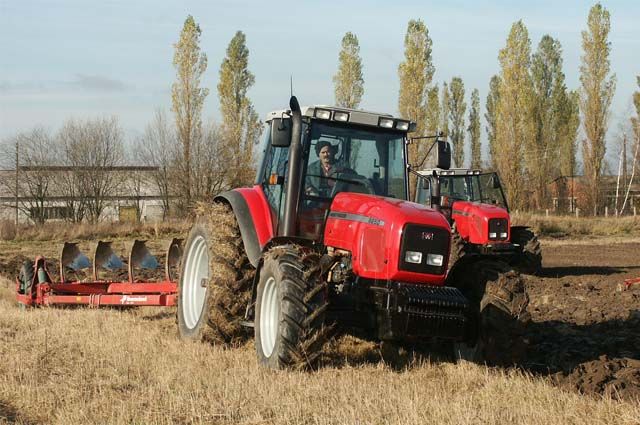 В Матвеевке житель села получил травму во время попытки завести трактор. 
