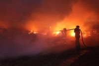 Лесной пожар охватил площадь 250 га возле поселка Знаменка. Под угрозой из-за возгорания сухой травы село Лугавское. 