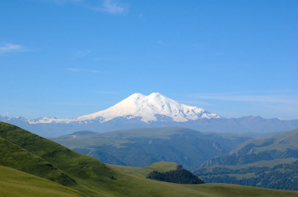 Эльбрус — стратовулкан на Кавказе, самая высокая горная вершина России и Европы. Эльбрус включён в список высочайших вершин частей света «Семь вершин». Высота над уровнем моря: 5 642 м.