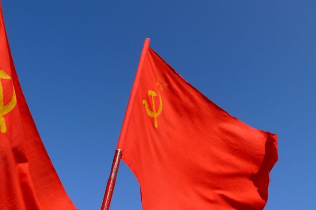 Изображение украинки с советским флагом появилось во многих российских городах.