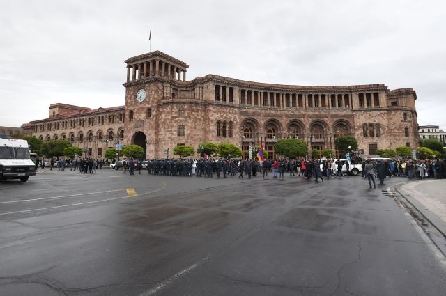 В Ереване полиция восстановила автомобильное движение
