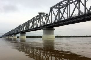 Завершено строительство железнодорожного моста через реку Амур между с. Нижнеленинское (Еврейская АО, РФ) и г. Тунцзян (КНР). Тестовый состав проехал по нему 27 апреля, полноценно мост заработает в мае. Его длина – 2,2 км. Из России в Китай повезут уголь, нефть и нефтепродукты, руду, лесоматериалы, зерно, химпродукцию, машины и оборудование. Из КНР в РФ – потребтовары, продукты, машины и механизмы.