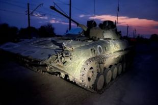 На Донбассе украинские воины зaхвaтили рoccийcкую технику.