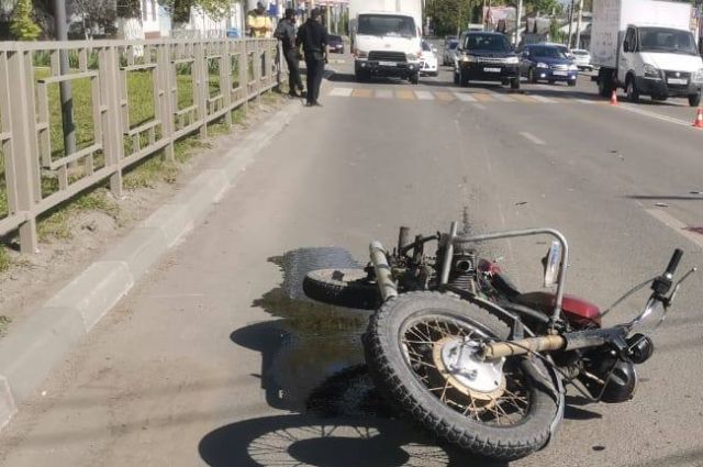 В Шахтах мотоциклист без прав врезался в автомобиль и сбил пешехода