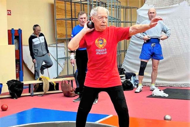 В свои 95 лет Константин Познянский ставит рекорды в соревнованиях. Фото:
