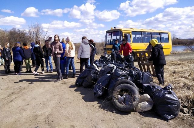 С территории вывезли 70 мешков мусора. 