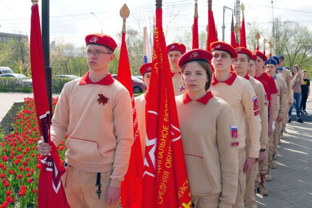 Знамённая группа военно-патриотического клуба «Арсенал» торжественно внесла государственный флаг Российской Федерации.